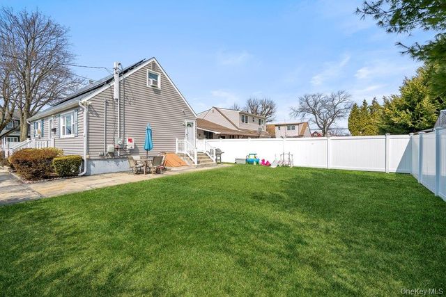 290 38 th Street, Lindenhurst, NY 11757