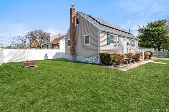 290 38 th Street, Lindenhurst, NY 11757