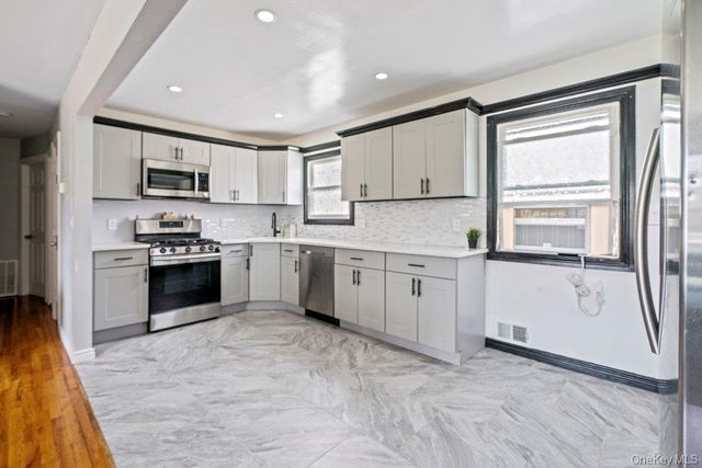 290 38 th Street, Lindenhurst, NY 11757