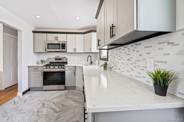 290 38 th Street, Lindenhurst, NY 11757