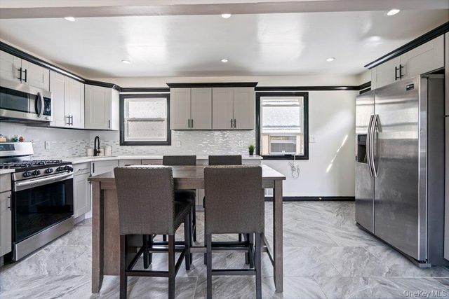 290 38 th Street, Lindenhurst, NY 11757