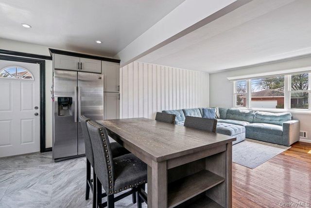 290 38 th Street, Lindenhurst, NY 11757