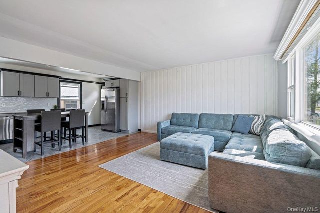 290 38 th Street, Lindenhurst, NY 11757