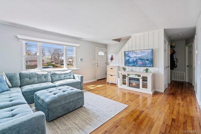 290 38 th Street, Lindenhurst, NY 11757