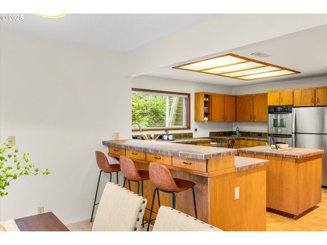 48 EAGLE CREST Dr 3E, Lake Oswego, OR 97035