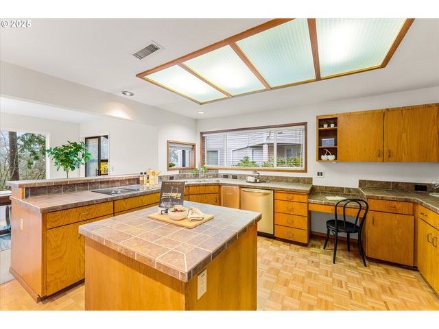 48 EAGLE CREST Dr 3E, Lake Oswego, OR 97035