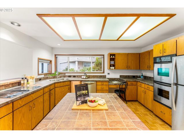 48 EAGLE CREST Dr 3E, Lake Oswego, OR 97035