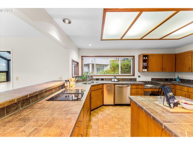 48 EAGLE CREST Dr 3E, Lake Oswego, OR 97035