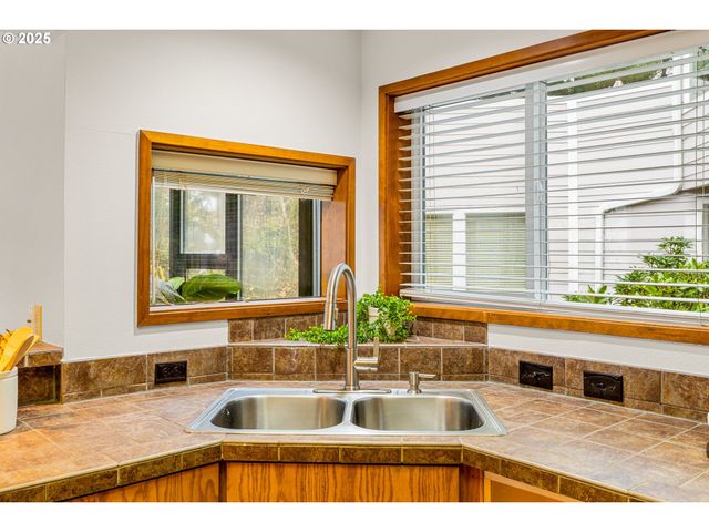 48 EAGLE CREST Dr 3E, Lake Oswego, OR 97035