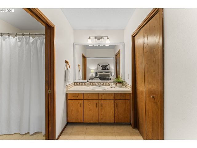 48 EAGLE CREST Dr 3E, Lake Oswego, OR 97035