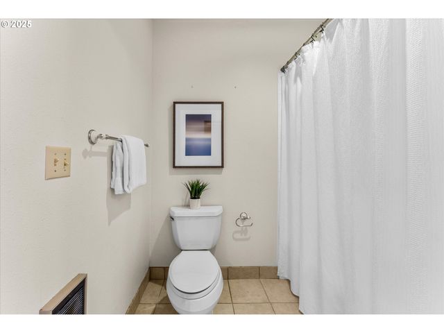 48 EAGLE CREST Dr 3E, Lake Oswego, OR 97035