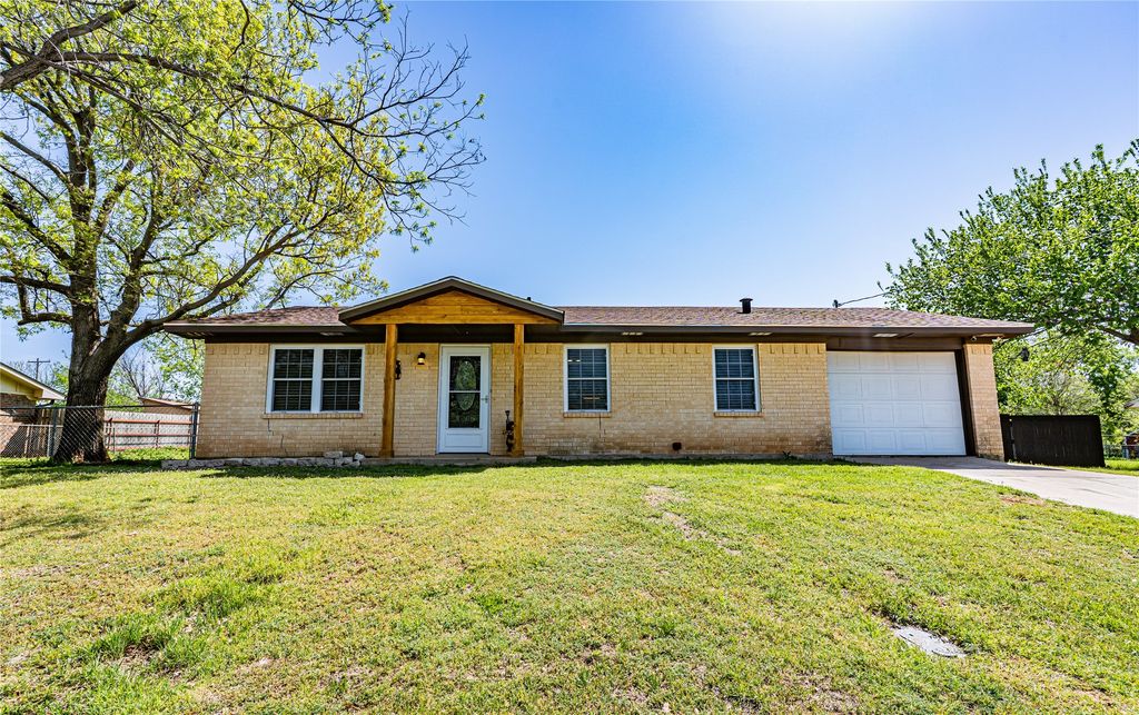 1008 Grayson Street, Nocona, TX 76255