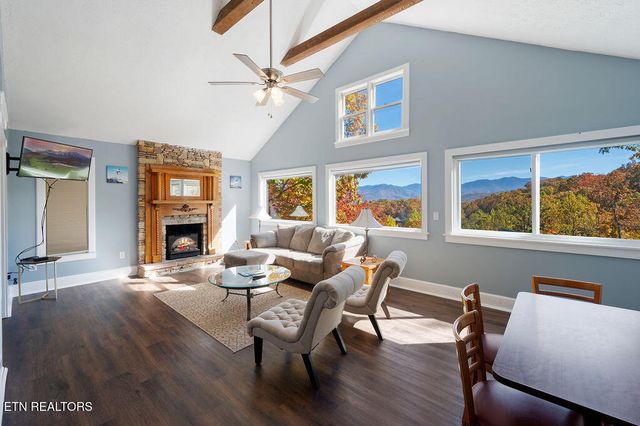 1106 Tanrac Tr, Gatlinburg, TN 37738