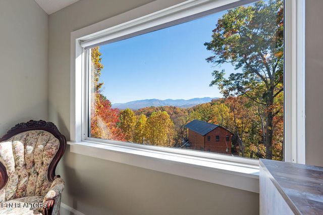 1106 Tanrac Tr, Gatlinburg, TN 37738