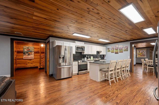 1106 Tanrac Tr, Gatlinburg, TN 37738