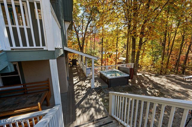 1106 Tanrac Tr, Gatlinburg, TN 37738