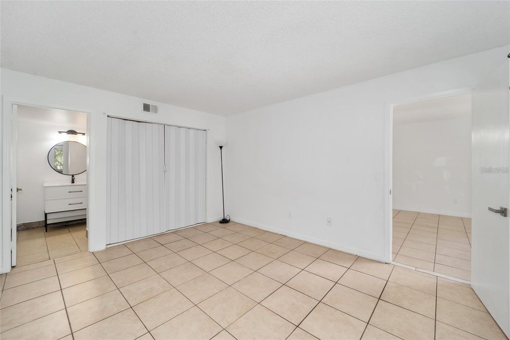 Image 14 of property listing at 8202 FAIRWAYS CIRCLE B202, Ocala, FL 34472