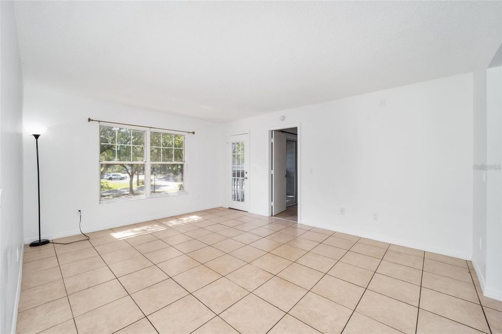 Image 5 of property listing at 8202 FAIRWAYS CIRCLE B202, Ocala, FL 34472