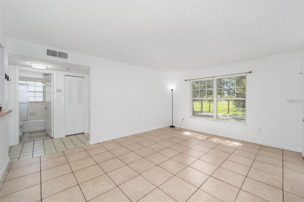 Image 7 of property listing at 8202 FAIRWAYS CIRCLE B202, Ocala, FL 34472