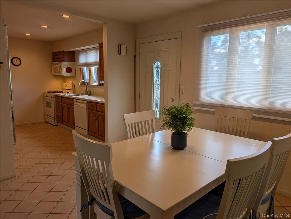 124 Morton Boulevard, Plainview, NY 11803 — photo 3