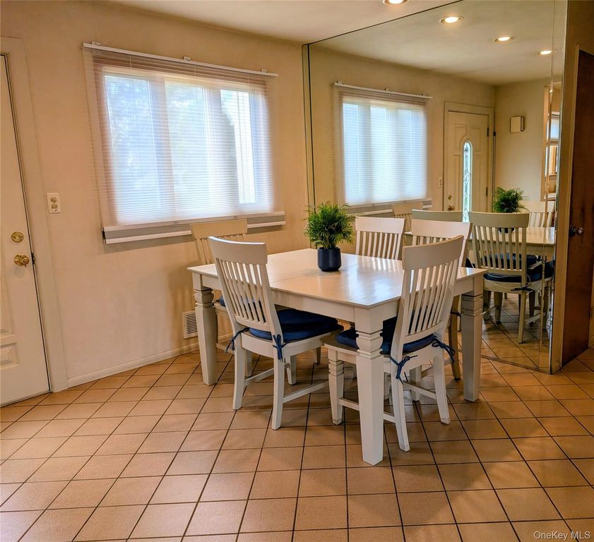 124 Morton Boulevard, Plainview, NY 11803 — photo 5