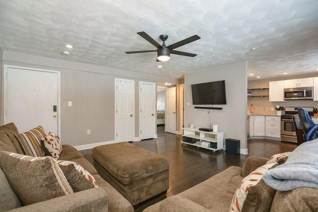 60 Edgelawn 1, North Andover, MA 01845