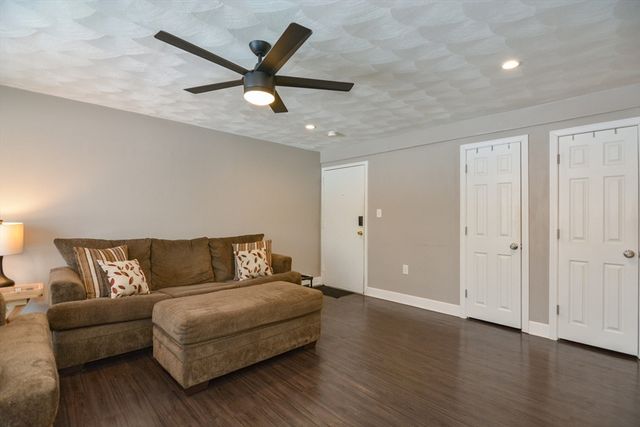 60 Edgelawn 1, North Andover, MA 01845