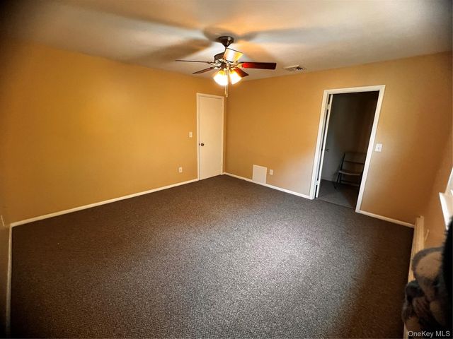 11 Park Manor Court 11, Glen Cove, NY 11542