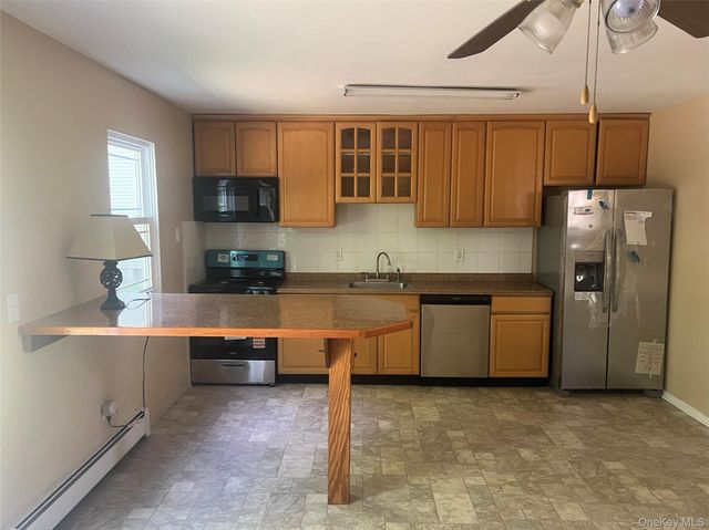 11 Park Manor Court 11, Glen Cove, NY 11542
