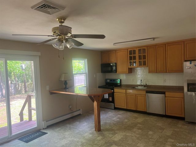 11 Park Manor Court 11, Glen Cove, NY 11542