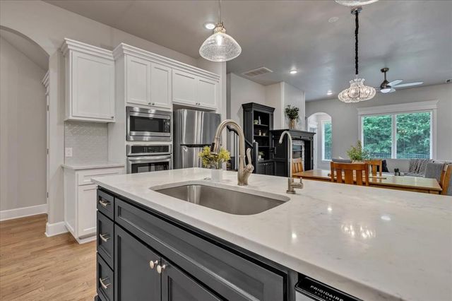 10713 Wild Horse Creek Drive, Yukon, OK 73099