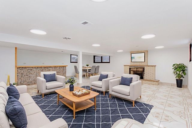 8706 W Stolting Road, Niles, IL 60714