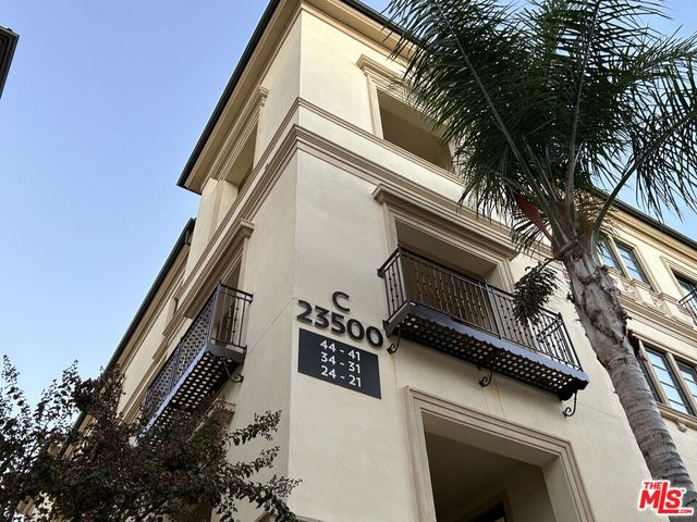 23500 Park Sorrento C33, Calabasas, CA 91302