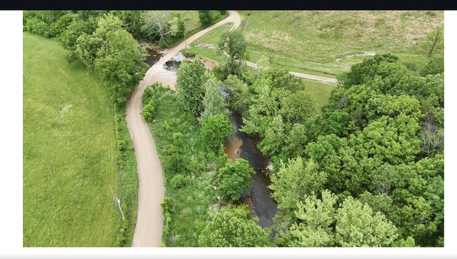 300 Roundup Lane, Bakersfield, MO 65609