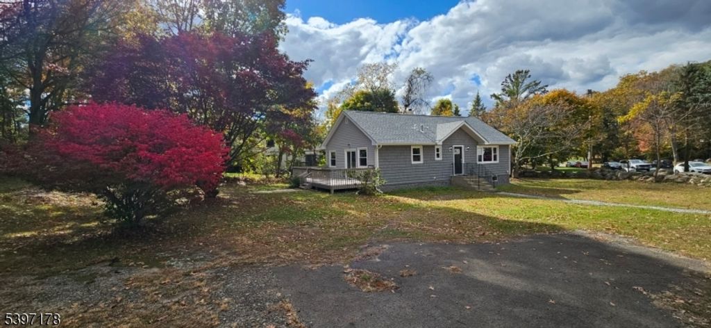 189 Stonegate Ln, Stanhope Boro, NJ 07874