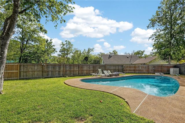 1204 King Arthur Circle, College Station, TX 77840