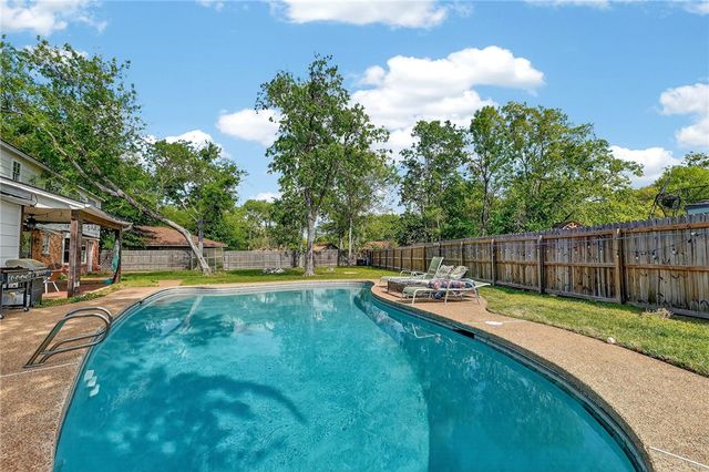 1204 King Arthur Circle, College Station, TX 77840