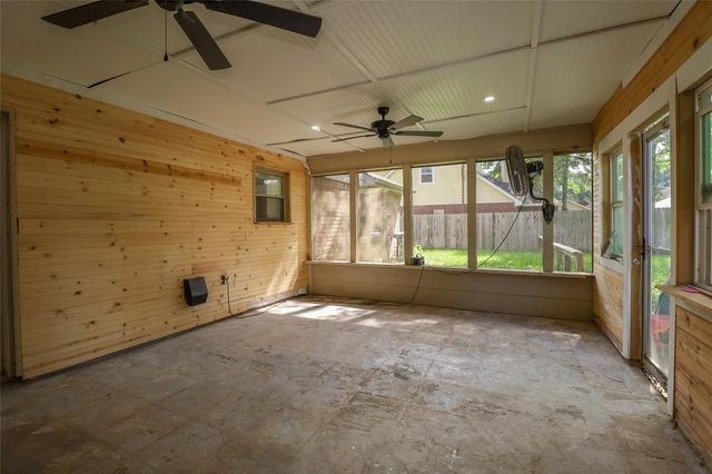 202 Laura Lane, Conroe, TX 77385