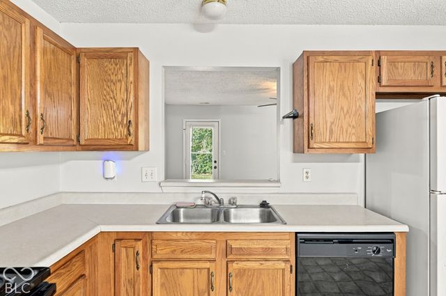 5916 Rolling Bluff, Indianapolis, IN 46221