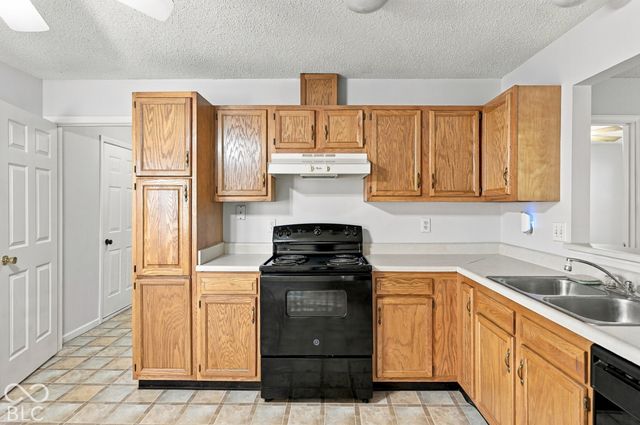 5916 Rolling Bluff, Indianapolis, IN 46221