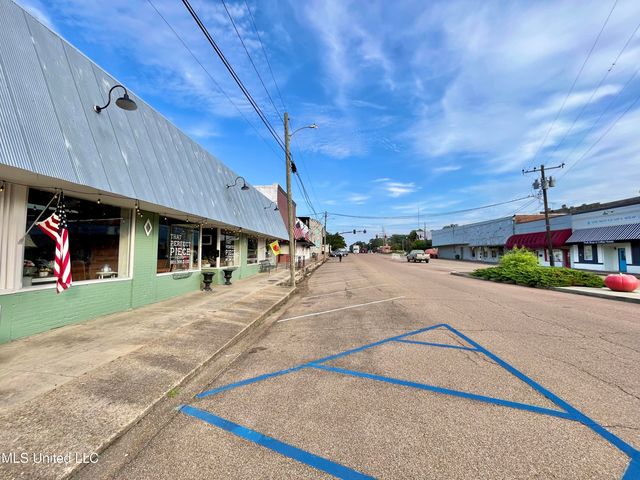 214 E Marion Avenue, Crystal Springs, MS 39059