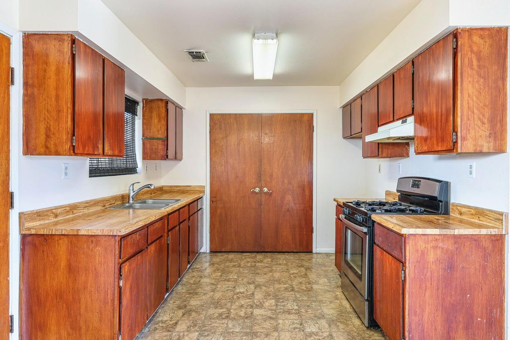 Image 19 of property listing at 180 Monroe Street, Coalinga, CA 93210