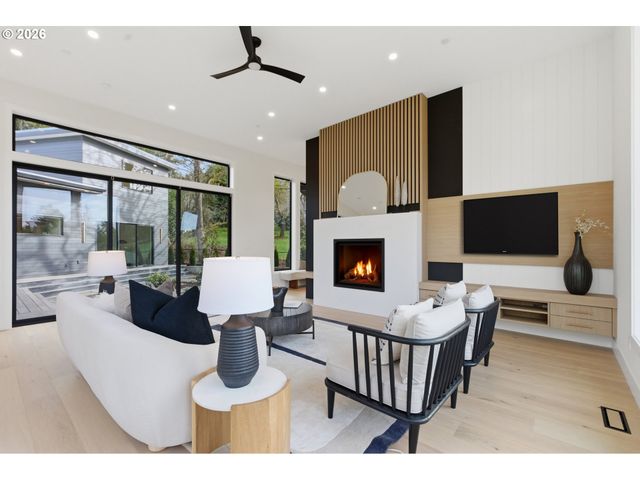 6233 Sw HAMILTON Way, Portland, OR 97221