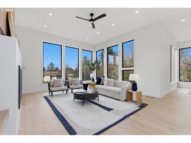 6233 Sw HAMILTON Way, Portland, OR 97221