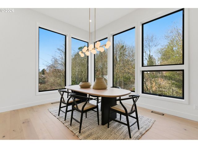 6233 Sw HAMILTON Way, Portland, OR 97221