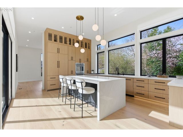 6233 Sw HAMILTON Way, Portland, OR 97221