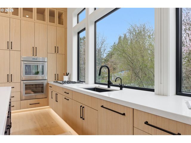 6233 Sw HAMILTON Way, Portland, OR 97221