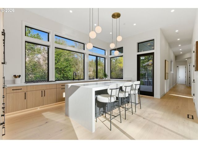 6233 Sw HAMILTON Way, Portland, OR 97221