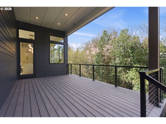 6233 Sw HAMILTON Way, Portland, OR 97221