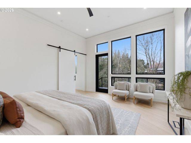 6233 Sw HAMILTON Way, Portland, OR 97221